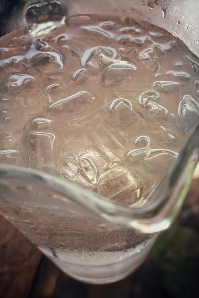 Пийте воду — стокове фото