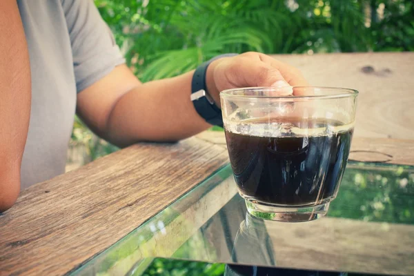 Frau trinkt Kaffee mit Smartphone — Stockfoto