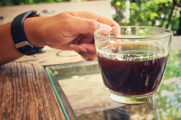 Vrouw drinken koffie met slimme telefoon — Stockfoto