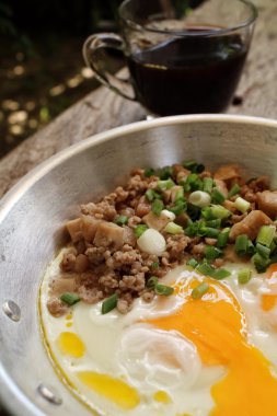 Sahanda yumurta tava ve sıcak kahve ile Kahvaltı