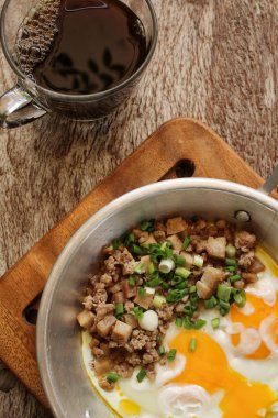 Sahanda yumurta tava ve sıcak kahve ile Kahvaltı