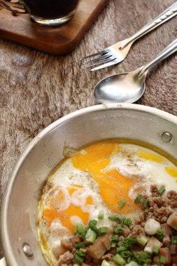 Sahanda yumurta tava ve sıcak kahve ile Kahvaltı