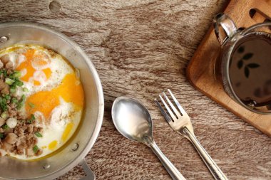 Sahanda yumurta tava ve sıcak kahve ile Kahvaltı
