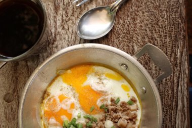 Sahanda yumurta tava ve sıcak kahve ile Kahvaltı