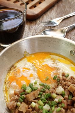 Sahanda yumurta tava ve sıcak kahve ile Kahvaltı