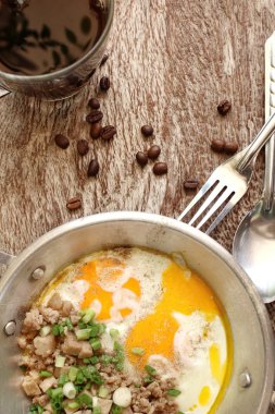 Sahanda yumurta tava ve sıcak kahve ile Kahvaltı