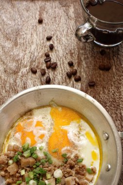 Sahanda yumurta tava ve sıcak kahve ile Kahvaltı