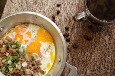 Sahanda yumurta tava ve sıcak kahve ile Kahvaltı