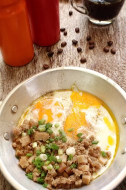 Sahanda yumurta tava ve sıcak kahve ile Kahvaltı