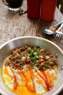 Sahanda yumurta tava ve sıcak kahve ile Kahvaltı