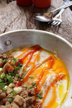 Sahanda yumurta tava ve sıcak kahve ile Kahvaltı