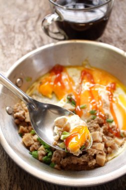 Sahanda yumurta tava ve sıcak kahve ile Kahvaltı