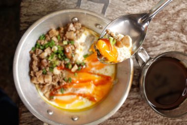 Sahanda yumurta tava ve sıcak kahve ile Kahvaltı