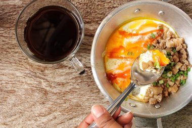 Sahanda yumurta tava ve sıcak kahve ile Kahvaltı