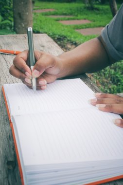 kadın kalem kağıda yazı ile