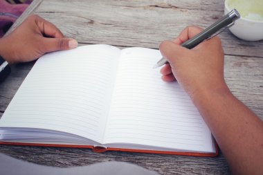 kadın kalem kağıda yazı ile