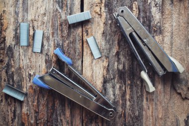 rode blokjesZımba ve Tel zımba.