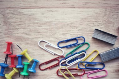 Küme itme Pins ataç ve zımba ile