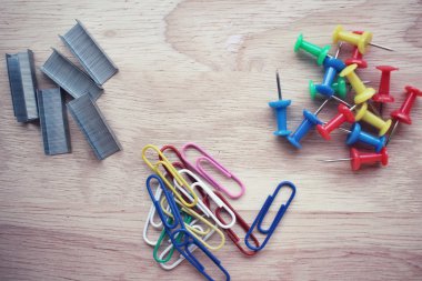 Küme itme Pins ataç ve zımba ile