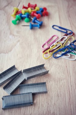 Küme itme Pins ataç ve zımba ile