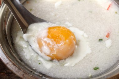 Yumurta ile pirinç çorbası