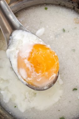 Yumurta ile pirinç çorbası