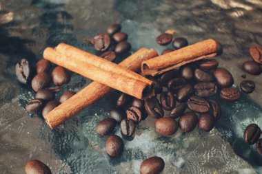 grãos de café torrados e canela