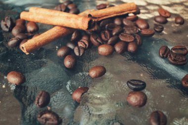 grãos de café torrados e canela