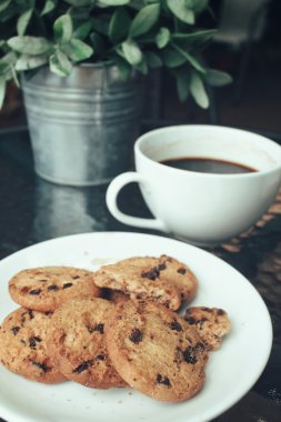 Çikolatalı kurabiye ile sıcak kahve