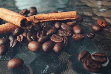 grãos de café torrados e canela