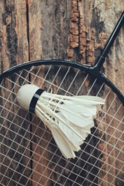 Shuttlecocks badminton raket ile.