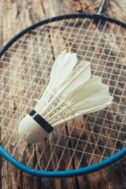 Shuttlecocks badminton raket ile.