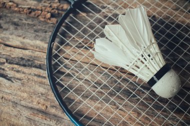 Shuttlecocks badminton raket ile.