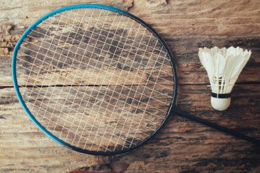 Shuttlecocks badminton raket ile.