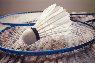 Shuttlecocks badminton raket ile.