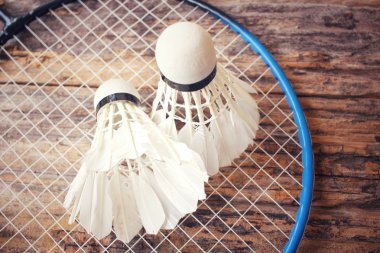 Shuttlecocks badminton raket ile.