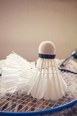 Shuttlecocks badminton raket ile.