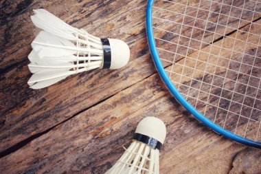 Shuttlecocks badminton raket ile.