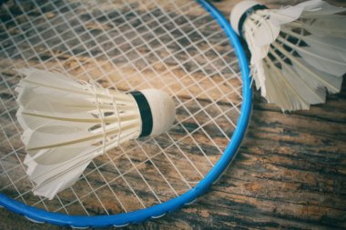 Shuttlecocks badminton raket ile.