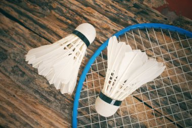 Shuttlecocks badminton raket ile.