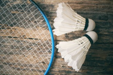 Shuttlecocks badminton raket ile.