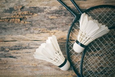 Shuttlecocks badminton raket ile.