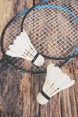 Shuttlecocks badminton raket ile.