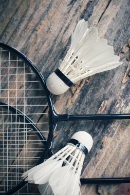 Shuttlecocks badminton raket ile.