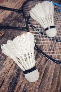 Shuttlecocks badminton raket ile.