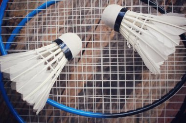 Shuttlecocks badminton raket ile.