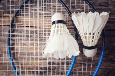 Shuttlecocks badminton raket ile.