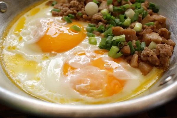 Desayuno con huevos fritos en la sartén — Foto de Stock
