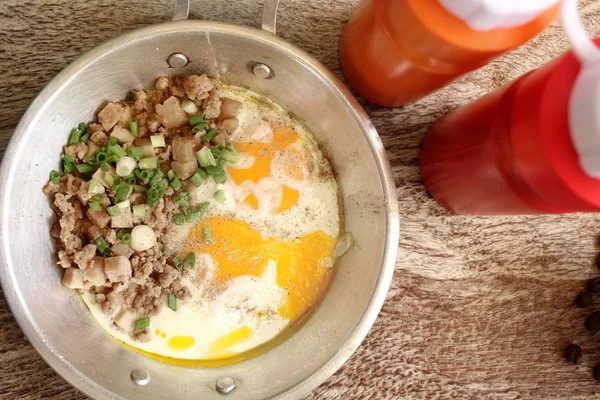 Desayuno con huevos fritos en la sartén — Foto de Stock