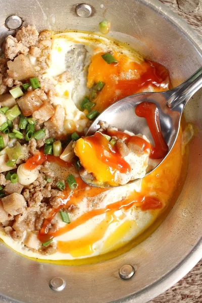 Desayuno con huevos fritos en la sartén — Foto de Stock